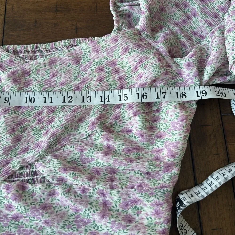 ASTR Crop Top Size XL Lavender Ditsy Plisse Floral Print  Puff Sleeve Cutout Top